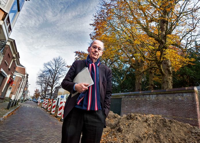 Leeuw Beijdorff is een van de omwonenden die tegen de kap is van twee kastanjebomen in de tuin van het aartsbisschoppelijk paleis in Utrecht. 