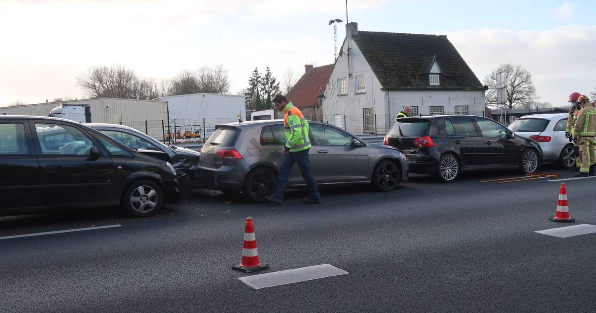 Protesterende stoet van autos en trucks tegen de coronaregels trok door Brabant, kettingbotsing op A2 - BD.nl.