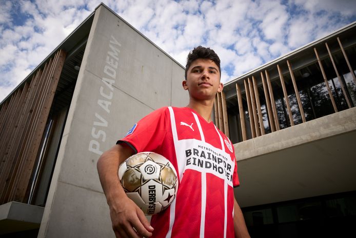 Konstantinos Evripidou bij het gebouw van de jeugdopleiding van PSV.