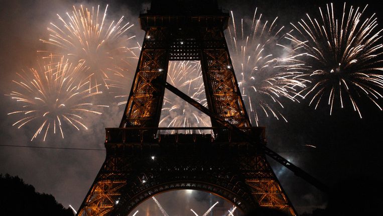Vuurwerk rond de Eiffeltoren op de Franse feestdag 14 juli. © ANP Beeld 