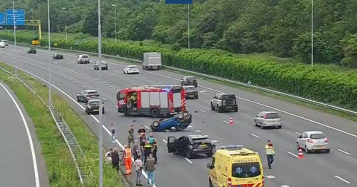 Auto slaat over de kop bij ongeluk op A2, flinke file richting Den Bosch.
