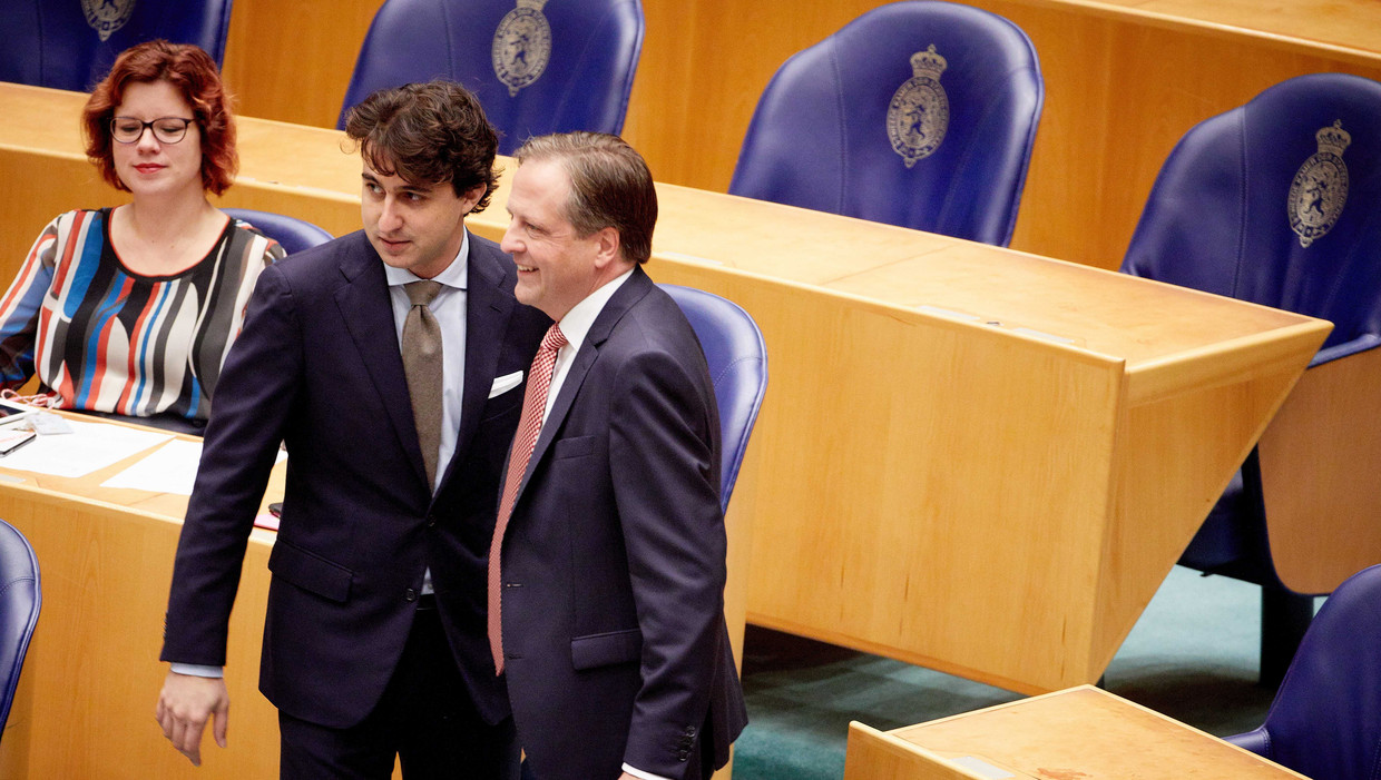 Pechtold in gesprek met Klaver in de Kamer. Beeld anp