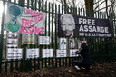Een aanhanger van Julian Assange pleit voor zijn vrijlating in Londen.