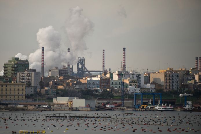 De staalfabriek in Taranto.