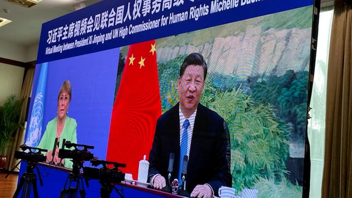 Foto van een virtuele meeting tussen VN-Mensenrechtencommissaris Michelle Bachelet en de Chinese president Xi Jinping.