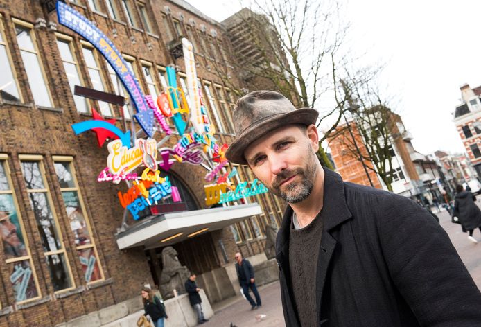 Kunstenaar Maarten Baas met zijn veelbesproken werk Intellectual Heritage op de Neude.