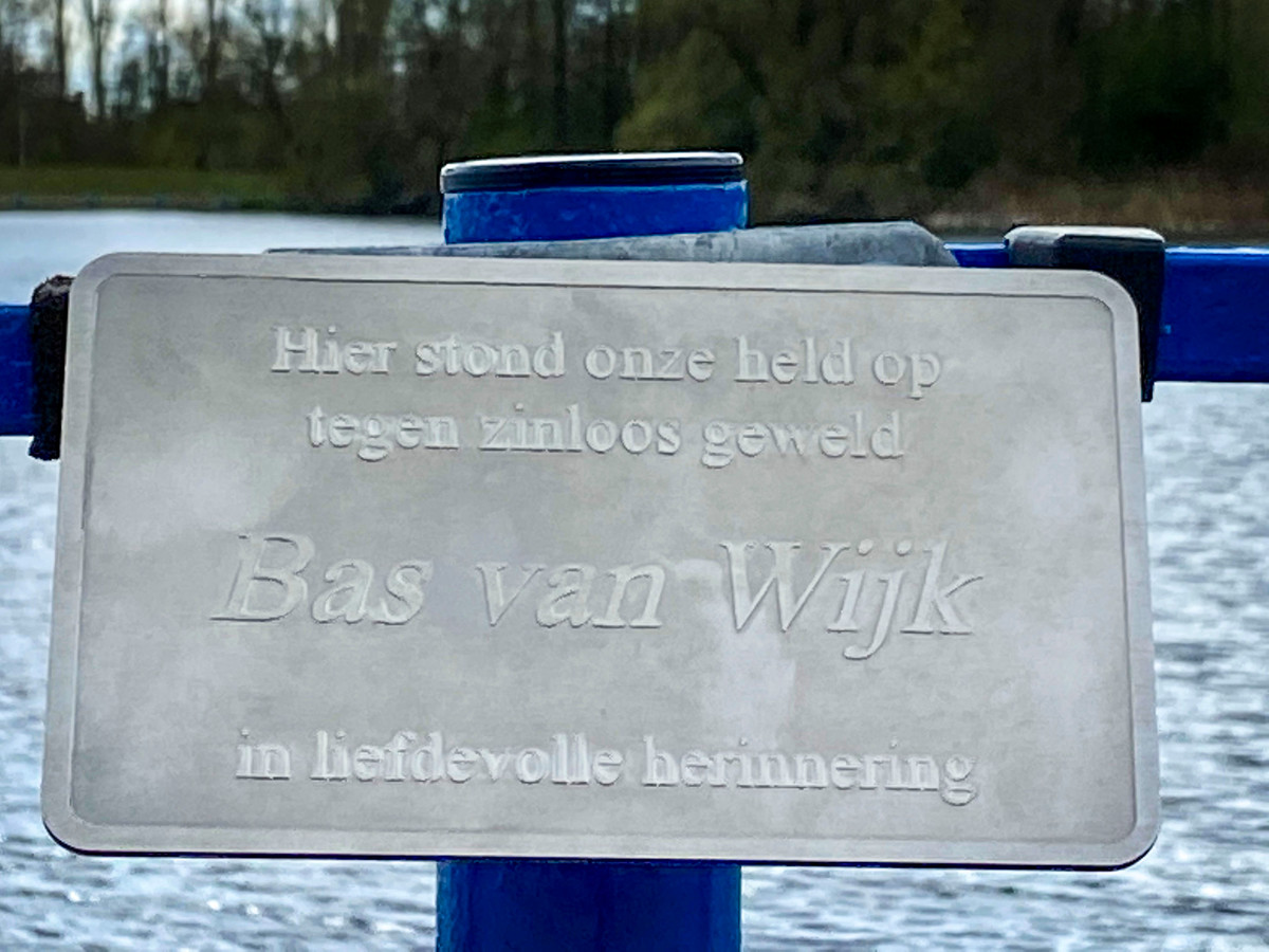 Het herdenkingsplaatje aan het hek op het steigertje waar Bas van Wijk stierf