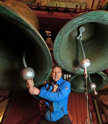 Stadsbeiaardier Hylke Banning bespeelt carillon in Oldenzaal nu als Ridder in de Orde van Oranje Nassau