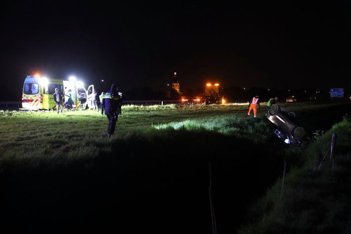Vijf inzittenden raakten lichtgewond en zijn nagekeken door ambulancepersoneel. De bestuurder was mogelijk onder invloed en is meegenomen naar het politiebureau.