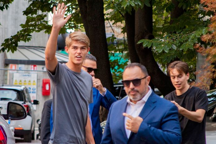 Charles De Ketelaere waves as he arrives for a medical check up in Milan, Italy, Tuesday, Aug. 2, 2022. AC Milan signed talented young playmaker Charles De Ketelaere from Club Brugge.  (LaPresse via AP)