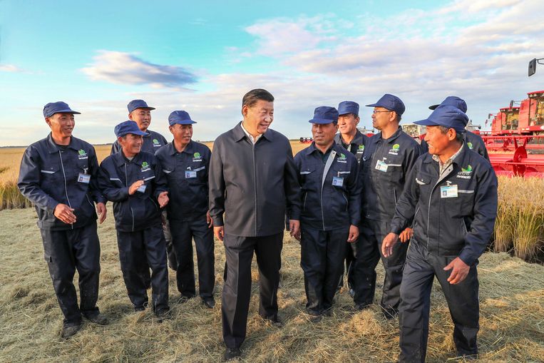 Xi spreekt in 2018 met boeren in Jiansanjiang, tijdens een tour door het noordoosten van China. Beeld AP