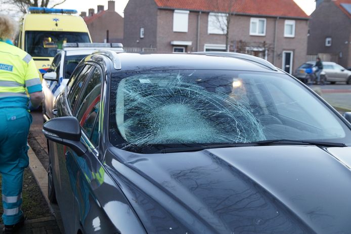 Door de klap raakte de voorruit van de auto flink beschadigd op de kruising in Vlijmen