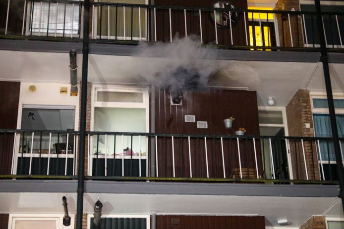 De brand woedde kort in het appartement aan de Cort van der Lindenstraat in Apeldoorn.