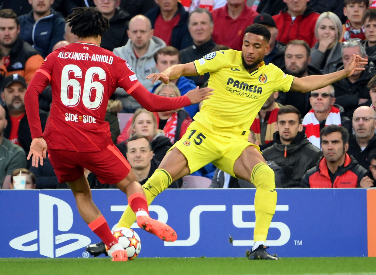 Trent Alexander-Arnold van Liverpool (l.) vecht om de bal met Villarreal-speler Arnaut Danjuma in de halve finale van de Champions League, woensdagavond op Anfield. Beeld AFP