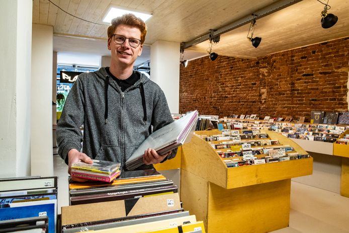 Bedrijfsleider Bart Koldewee in het nieuwe Plato-pand aan de kop van de Lange Bisschopstraat. ,,We hebben nu misschien wel vier keer zoveel ruimte als in onze oude winkel.''
