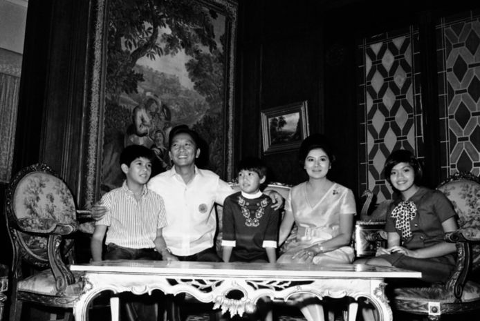 L'ex dittatore Ferdinand Marcos (il secondo da sinistra) con la moglie Imelda e tre figli (all'estrema sinistra Ferdinand Jr.) nel 1969.