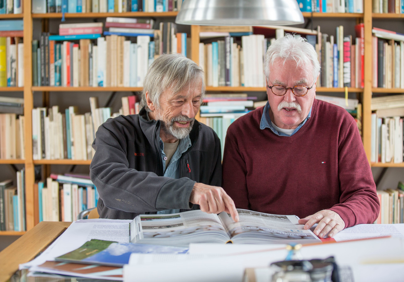 Schrijver Kees Slager (links) en uitgever Matty Verkamman met hun nieuwe boek De geschiedenis van Tholen.