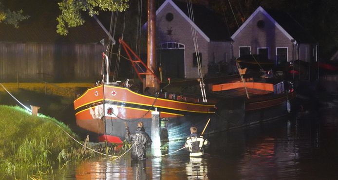 Hulpdiensten gaan het water in bij Dedemsvaart.