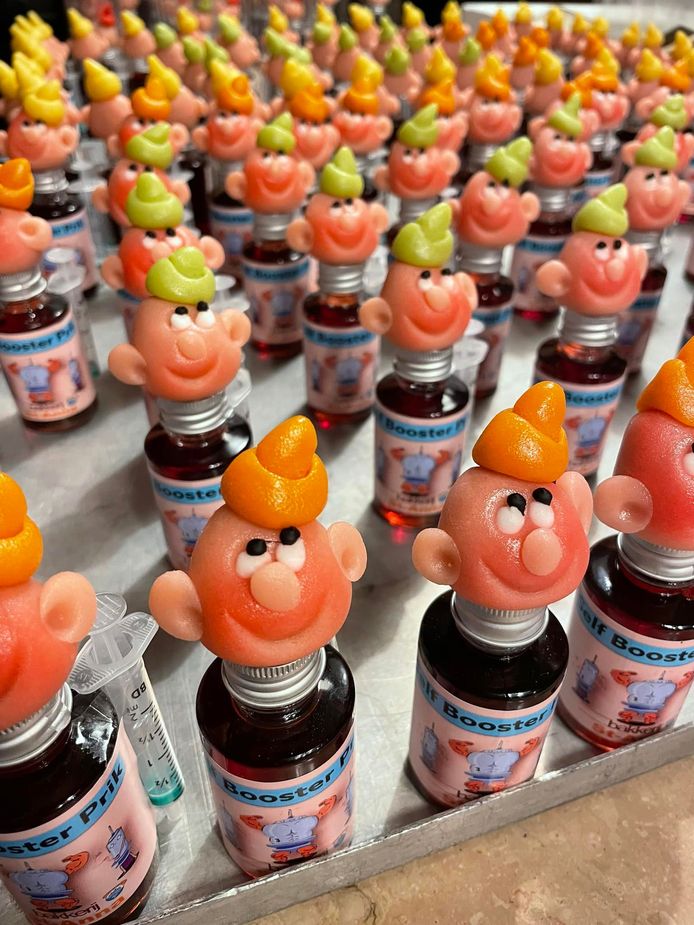 De zoete 'boostervaccins' van bakkerij Sint-Anna uit Zottegem kregen speciaal voor Nederland een aangepast oranje hoedje.