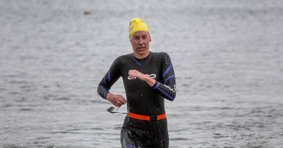 Tristan Kloet en Simone de Rijcke als eerste uit het water bij Wemeldinge