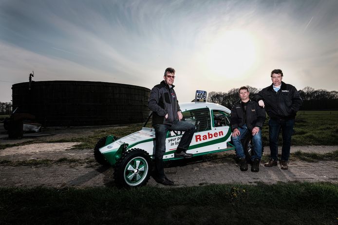 De Meddonaren (v.l.n.r.) Marco Raben, Jan Teselink en Hans Kersten werken al 25 jaar samen bij de organisatie van de autocross.