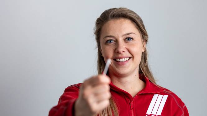 Mirjam (28) uit Borne weet na 2,5 jaar coronatesten alles van de neus: ‘Je kunt er dieper in dan je denkt’