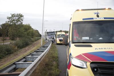 Truck rijdt in vangrail A73 bij Rijkevoort; afrit A77 richting Duitsland afgesloten