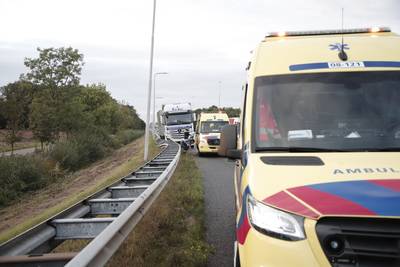 Truck rijdt in vangrail A77 bij Haps; snelweg afgesloten richting Duitsland