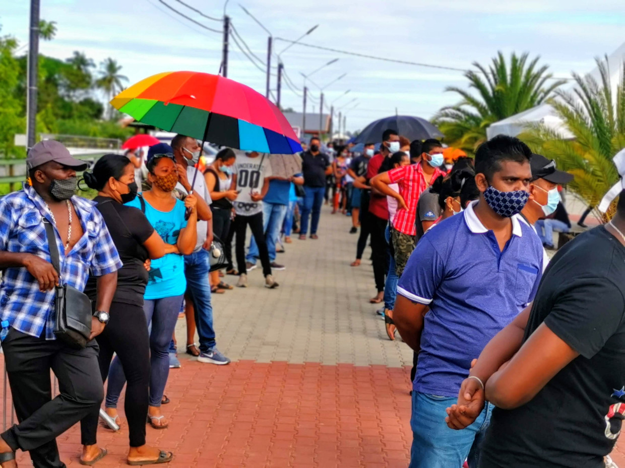 Rijen voor de priklocatie in Paramaribo.