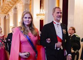 Dít is waarom Amalia vrijdag aan de arm van de Spaanse koning Felipe liep