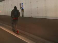 Un homme roule en trottinette électrique dans le tunnel Kennedy