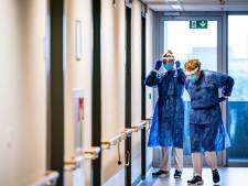 Meekijken op de corona-afdeling van het Catharina Ziekenhuis: weer in dat zweterige pak, tussen doodzieke mensen