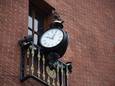Hertecant-klok aan gevel gemeentehuis terug na opknapbeurt