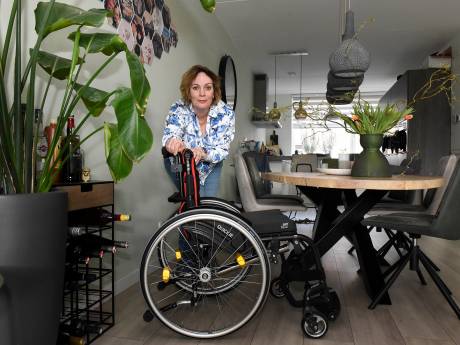Judith heeft MS, maar kan door hypermodern pak beter bewegen: ‘Alsof ik een paar jaar terug in de tijd was’