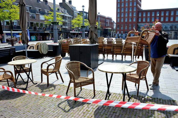 Het terras van 't Peerdt op het Statenplein in Dordrecht.