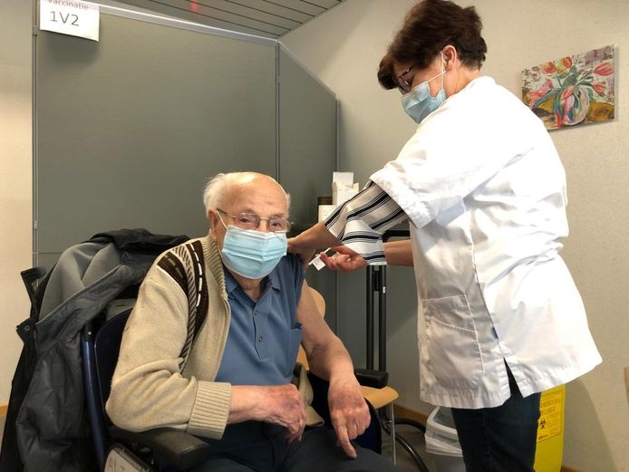 Beeld uit het vaccinatiecentrum van Tienen. Een 85-plusser krijgt zijn derde prik.