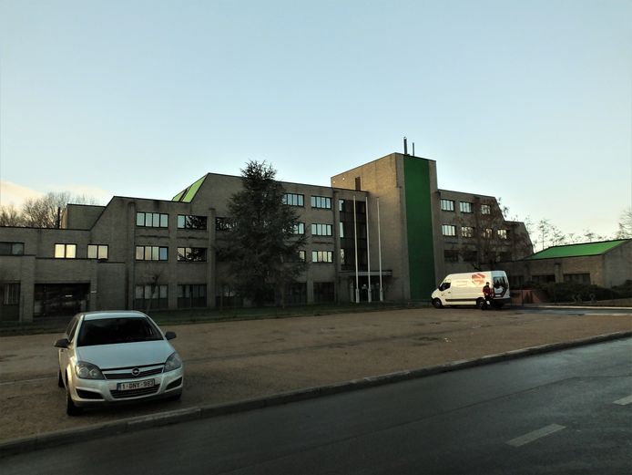 Het Rijksadministratief Centrum Den Briel naast de parking in hartje Deinze wordt opgebouwd tot vaccinatiecentrum.