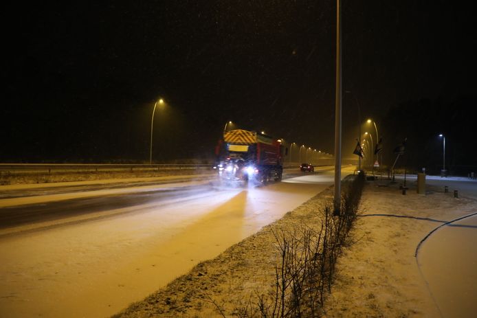 Sneeuw in Brabant: De N261 bij Kaatsheuvel.