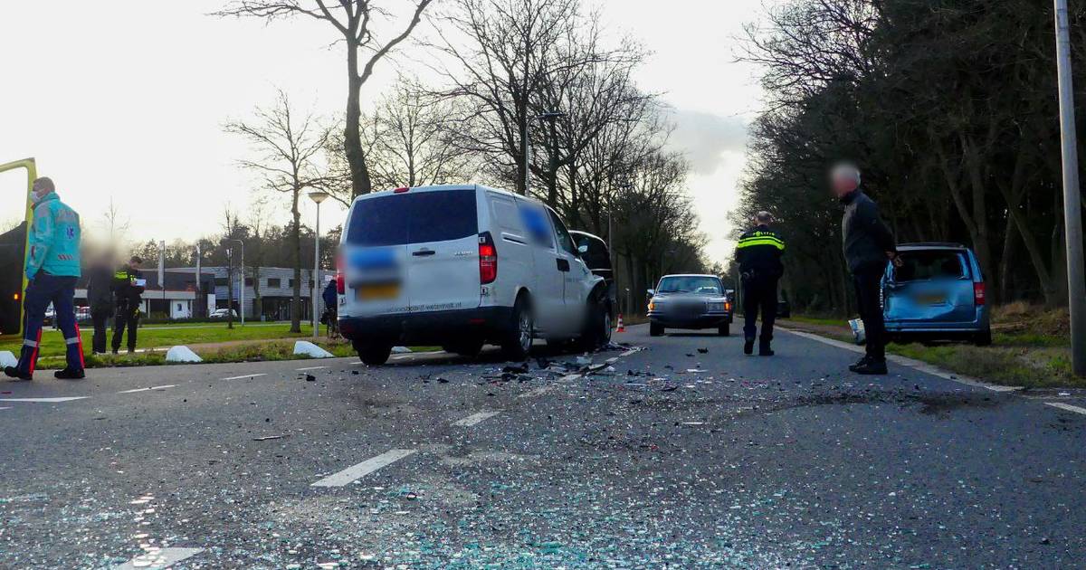 Persoon belandt in ziekenhuis na aanrijding met drie autos in Enschede.