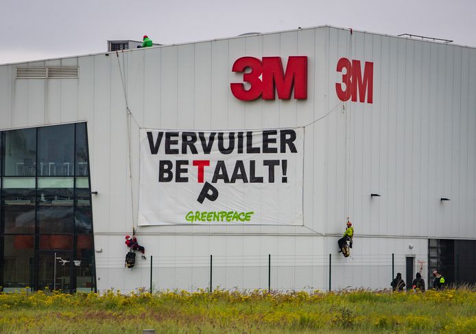 Een actie van Greenpeace bij de 3M-fabriek in Zwijndrecht afgelopen zomer.