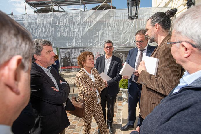 Het Toekomstverbond werd dinsdag nog eens opgefrist. Je herkent Peter Vermeulen (Ringland), Vlaams minister Lydia Peeters (Open Vld), intendant Alexander D'Hooghe, Antwerps schepen Koen Kennis (N-VA), Manu Claeys (stRaten-generaal) en Dirk Avonts (Ademloos). © BELGA