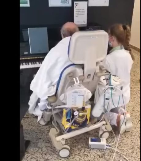 Mooie beelden: man die al 80 dagen op IC ligt van ziekenhuis speelt pianoduet met verpleegster