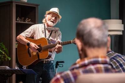 Mensen met dementie zingen ineens weer mee met de muziek van Rensz Gorisse: ‘Elke keer een wonderke’