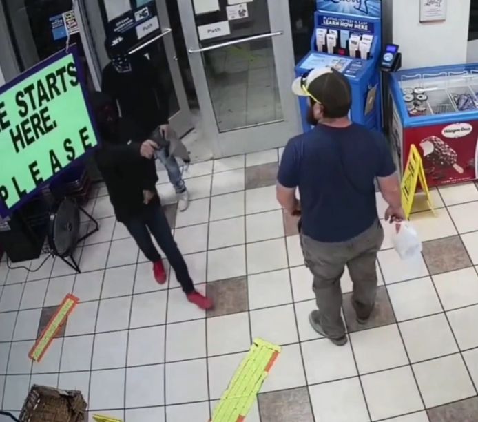 Un petit conseil aux cambrioleurs... Ne jamais essayer de voler un magasin avec un ex-marine à l'intérieur.