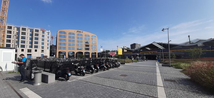 Station Tilburg, links daarvan Plan-T en daarnaast De Brabander.