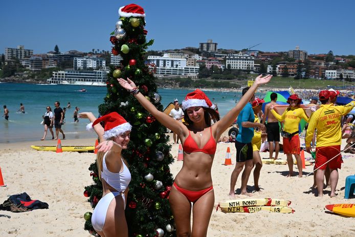 Op het Zuidelijk halfrond is het zomer. Het strand van Bondi Beach in Sydney is ondanks de brandende zon volop in kerstsfeer.