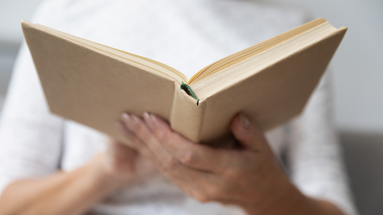 Купить книгу с рук. Открытая книга в руках. Книжка в руках. Книга в руках. Человек с книгой в руках.