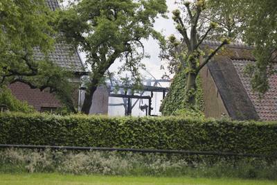 Schuur met rieten dak in Moerstraten volledig uitgebrand