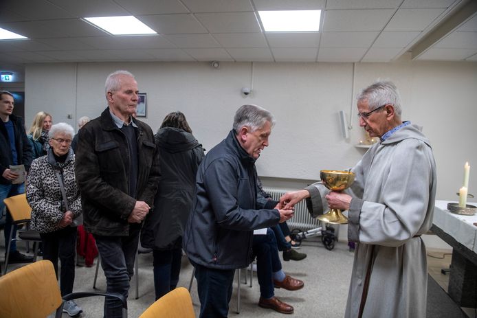 Een vrijwilliger gaat in Weerselo voor in de katholieke kerk. Onlangs gaf kardinaal Wim Eijk aan dat hij dit niet meer wil. Tot verdriet van veel parochianen dreigen de diensten dan helemaal te verdwijnen.