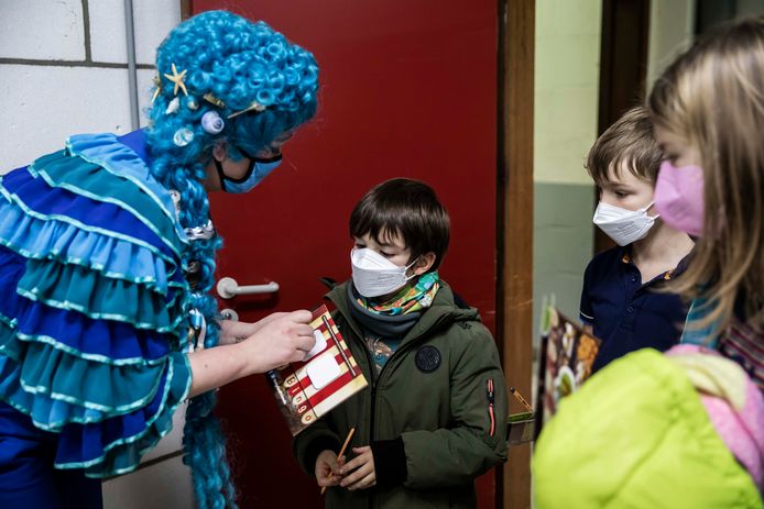 Eerste kindervaccinaties in ELZ Noord-Limburg, Peer. 
Mama Martine met haar kinderen Ruben, Jens en Lisa.